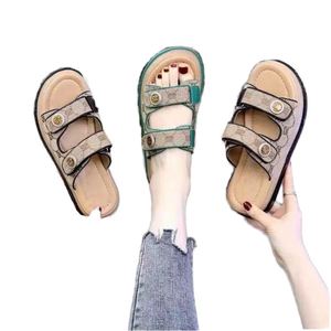 ขายส่งตรงจากโรงงาน รองเท้าผู้หญิงสำหรับฤดูร้อน ใส่ได้ทั้งนอกบ้านและในบ้าน ระบายอากาศได้ดี กันลื่น น้ำหนักเบา พื้นรองเท้าด้านบนทำจาก PU พื้นรองเท้าด้านล่างทำจากยาง แฟชั่น - Product Image 2