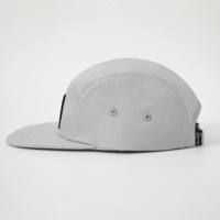 Casquette de camping 5 panneaux en sergé de coton avec logo tissé, calotte souple et sangle réglable, idéale pour les voyages estivaux