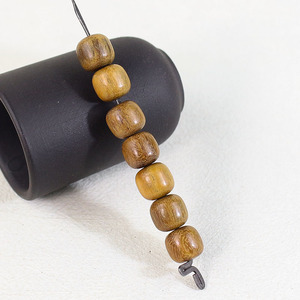 Cuentas de madera de sándalo de 8x9 mm, cuentas redondas sueltas con vetas de madera para la fabricación de joyas, pulseras y accesorios budistas - Product Image 2