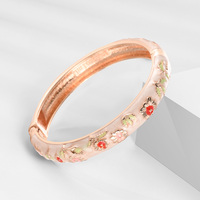 Daili vente en gros de bracelets de manchette à la mode pour femmes bracelet de fleurs en émail rouge avec accessoires en alliage de zinc plaqué or