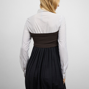 Robe mini élégante style Cop Copine gris et blanc avec haut boutonné, jupe plissée et détail taille en coton côtelé pour femme, décontractée - Product Image 1