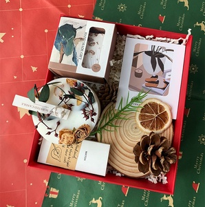 Ensemble cadeau de bougies parfumées à la soja avec fleurs séchées naturelles romantiques de luxe, <span class=keywords><strong>savon</strong></span> artisanal et <span class=keywords><strong>porte</strong></span>-bougie en bois - Product Image 1
