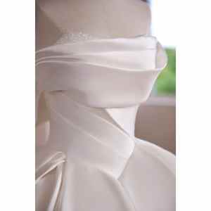 Robe <span class=keywords><strong>de</strong></span> mariée <span class=keywords><strong>de</strong></span> bal asymétrique à une épaule, avec corsage en satin drapé et plissé, style princesse, traîne chapelle, dos nu, motif floral - Product Image 6