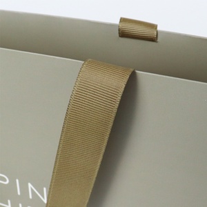 Bolsas de Papel Laminado Reciclables Ecológicas de Lujo Crown Win con Asas para Ropa, Zapatos y Embalaje de Regalos - Product Image 6