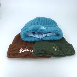 Bonnet tricoté avec Logo brodé personnalisé pour femme, bonnet solide, bonnet intérieur en soie doublé de taches, haute qualité