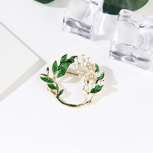Broches de Pérola Criativos em Formato de Folha com Banho de Ouro e Esmeralda para o Dia dos Namorados 2026 - Product Image 2