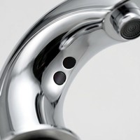 Robinet de lavabo automatique sans contact de luxe avec mitigeur chaud et froid à montage latéral pour lavabo de salle de bain moderne
