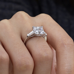 Bague de fiançailles pour femme Messi Jewelry MSR-1727 en or 18 carats, forme princesse, trois diamants, diamant cultivé en laboratoire - Product Image 5