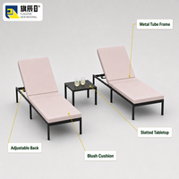 Ensemble de chaises longues d'extérieur 3 pièces avec structure en métal noir, coussins et table d'appoint