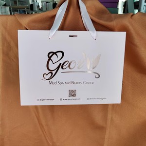 Sacs en papier rose et or rose de luxe - Sacs de shopping personnalisés avec logo imprimé pour les soins de la peau et les cosmétiques - Product Image 3