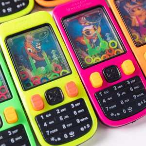 Забавная развивающая игрушка для детей от 2 лет: пластиковая игра «Кольцеброс» в форме телефона, красочный ретро-дизайн, портативная - Product Image 4