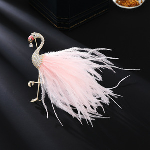 Spilla Premium a Forma di Fenicottero con Coda di Piume Placcata Oro, Raffinata Spilla con Zirconi <span class=keywords><strong>per</strong></span> Giacche e Cappotti, Accessorio Regalo - Product Image 1