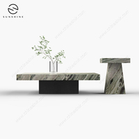 Table basse moderne en marbre personnalisable avec structure en acier pour salon