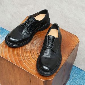 Elegantes Zapatos de Vestir Clásicos de Cuero para Hombre, Pulidos a Mano, Color Marrón, con una Audaz Cadena de Metal Negra - Product Image 4