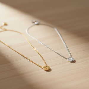 Collana con Ciondolo a Forma di Lettera V in Acciaio Inossidabile Angelina, Placcata in Oro, Gioiello Minimalista da Donna per Uso Quotidiano - Product Image 2