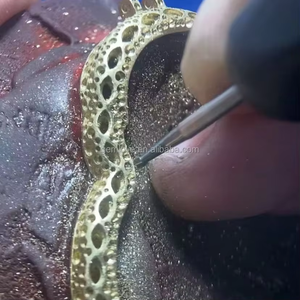 Lujoso brazo innovador de oro de 18 quilates diseñado exclusivamente para mujeres con diamantes redondos cultivados en laboratorio certificados por IGI - Product Image 6