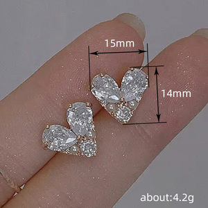 Orecchini a Perno a Forma di Cuore con Perla per Donne, Gioielli Eleganti e Delicati per l'Orecchio - Product Image 4