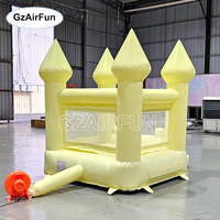 Château gonflable jaune pastel avec toboggan, structure de saut pour enfants pour événements, mariages et fêtes privées