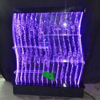 Meuble bar lumineux moderne en forme de S Armoire bar mobile à LED Présentoir à vin avec mur à bulles d'eau et étagères
