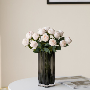 Bouquet de roses artificielles en soie, décoratives pour la maison, les mariages et l'extérieur - Product Image 4