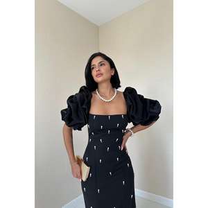 Robe fourreau élégante noire brodée, col carré, manches bouffantes, en satin, style fait main, taille naturelle, pour soirée - Product Image 4