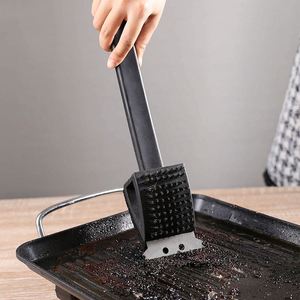 Outil de barbecue multifonctionnel 3 en 1 de haute qualité, vente en gros personnalisée, avec long manche en plastique et brosse de nettoyage double face - Product Image 5