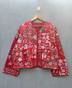 เสื้อแจ็คเก็ตผ้าฝ้ายปะติดปะต่อสีแดงพิมพ์ลายดอกไม้ งานแฮนด์เมด สไตล์อินเดีย บล็อกพิมพ์ ลายโบโฮ สำหรับผู้หญิง เสื้อโค้ทฤดูหนาว - Product Image 1