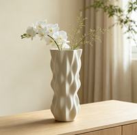 Vase en céramique blanc mat 3D ondulé plissé, vase décoratif texturé abstrait pour table, salon, hôtel, décoration intérieure