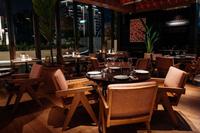 Ensemble de meubles de restaurant, café et hôtel en bois massif, écologiques, durables, de luxe moderne, tables à manger personnalisées, chaises rembourrées