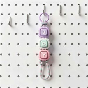 Llavero de cubo de letras de dibujos animados populares para aliviar el estrés, diseño de logotipo impreso para colgante de bolso - Product Image 3