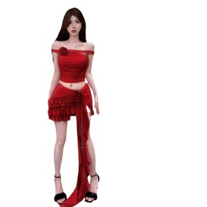 Top Corto Rojo Irregular con Volantes y Hombros Descubiertos para Mujer, Falda con Estampado Floral, Diseño Moderno para Vacaciones - Product Image 5
