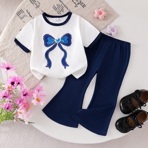 Conjunto de ropa para niñas, camiseta de manga corta con estampado de lazo <span class=keywords><strong>y</strong></span> ribete en contraste, pantalones acampanados, conjunto de <span class=keywords><strong>dos</strong></span> piezas para niñas pequeñas - Product Image 1