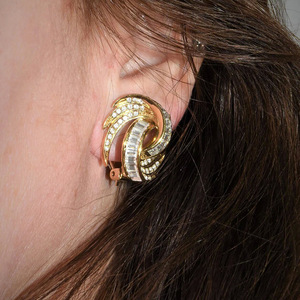 Orecchini a Perno in Metallo con Micro Incastonature a Spirale di Zirconi, Gioielli per Orecchie da Donna Unici e di Lusso Leggero - Product Image 4