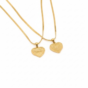 Collares de Acero Inoxidable con Baño de Oro de 18k, Colgante de Corazón Grabado, Cadena Espiga, Joyería Minimalista y Delicada para Uso Diario para Mujer - Product Image 1