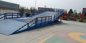 CEトラックフォークリフトメカニカルリフティングローディングランプ移動式油圧コンテナドックローディングランプ - Product Image 2