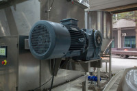 Grand réservoir de stockage avec alimentateur à vis et machine de remplissage à pesage haute précision