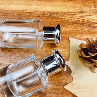 Flacon pulvérisateur vide unique 30ml 50ml, flacon de parfum en verre de luxe personnalisé, nouveau design carré, fond épais, avec bouchon pulvérisateur