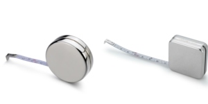 Ruban à mesurer rond avec logo personnalisé de 1 mètre de ruban à mesurer de poche en métal plaqué argent pour les marques mondiales et les cadeaux promotionnels - Product Image 4