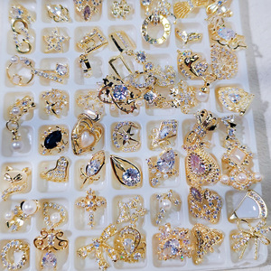10 pièces d'accessoires de bijoux pour ongles de style aléatoire, breloques 3D en alliage métallique doré et zircon de luxe, strass en vrac pour nail art - Product Image 4