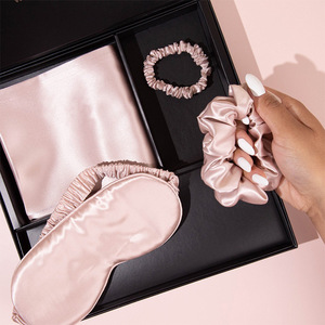 Vente en gros en usine-Coffret cadeau en soie personnalisé de trois pièces comprenant un masque pour les yeux en soie de mûrier <span class=keywords><strong>Taie</strong></span> <span class=keywords><strong>d</strong></span>'<span class=keywords><strong>oreiller</strong></span> pour cheveux - Product Image 1