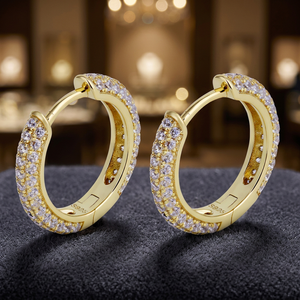 Boucles d'oreilles Huggie tendance en argent sterling 925 avec pavé de moissanite géométrique, personnalisées par l'usine Maimang, idéales pour mariage ou cadeau - Product Image 3