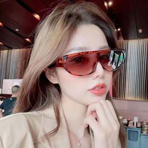 Lunettes de soleil pilote vintage à monture étroite avec logo personnalisé, verres monobloc, pour femmes, vente en gros - Product Image 1