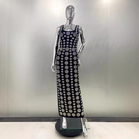 Robe fourreau longue élégante noire sans dos à bretelles en V ornée de diamants sans manches pour femme, idéale pour les anniversaires et les soirées