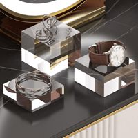 Bloc de présentation en acrylique massif poli ultra-transparent sur mesure pour vitrine de bijoux de détail