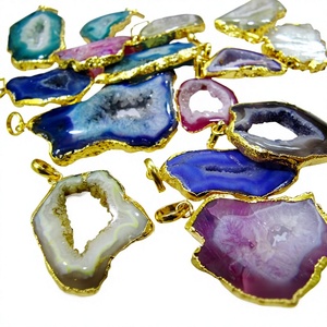 Pendentif en tranche d'agate géode multicolore, forme libre, Druzy, bords électroplaqués or 24K, Agate Druzy - Product Image 1