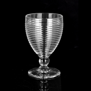 Copa de vino transparente con tallo acanalado, diseño clásico para comidas elegantes, vaso de vidrio transparente con rayas horizontales - Product Image 1