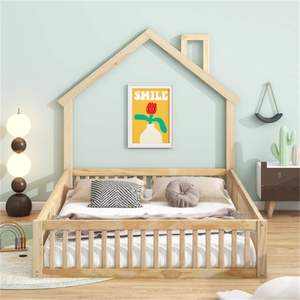 Letto in legno massello di grandi dimensioni con sponda di protezione, adatto come lettino per bambini in piccola sala giochi. Letto a piattaforma in legno per cameretta dei bambini. - Product Image 1