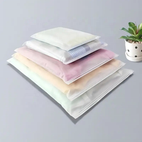Sac en plastique refermable mat givré personnalisé OEM 2026, impression offset, matériaux recyclés, imperméable, résistant à l'humidité pour les vêtements