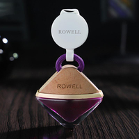 Bouteille en verre de parfum de voiture de triangle de 7ml avec le logo de laser sur le chapeau en bois
