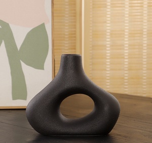 <span class=keywords><strong>Set</strong></span> di Vasi in Ceramica Opaca Nera con Design Astratto Nordico Moderno, Scultura Decorativa per Casa, Design Traforato per Soggiorno - Product Image 5